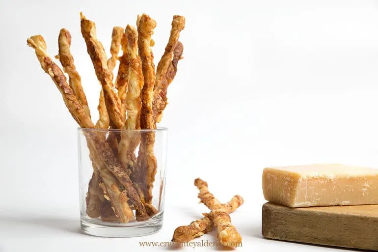 Palitos de hojaldre ,queso y semillas